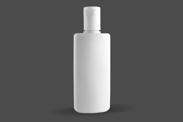 Weiße Plastikflasche auf dunklem Hintergrund