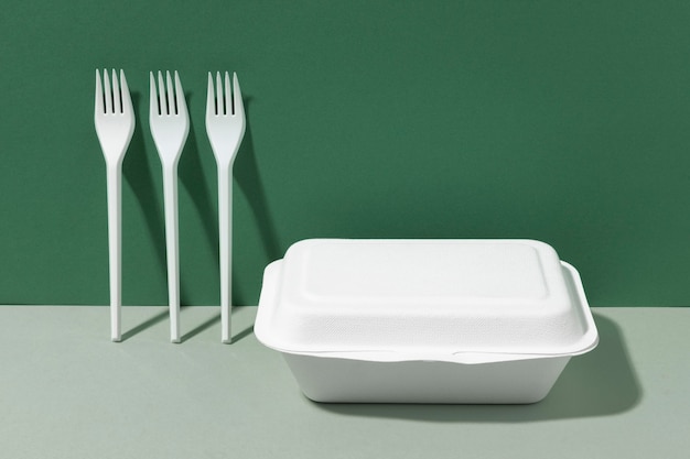 Weiße Plastikgabeln und Fast-Food-Behälter