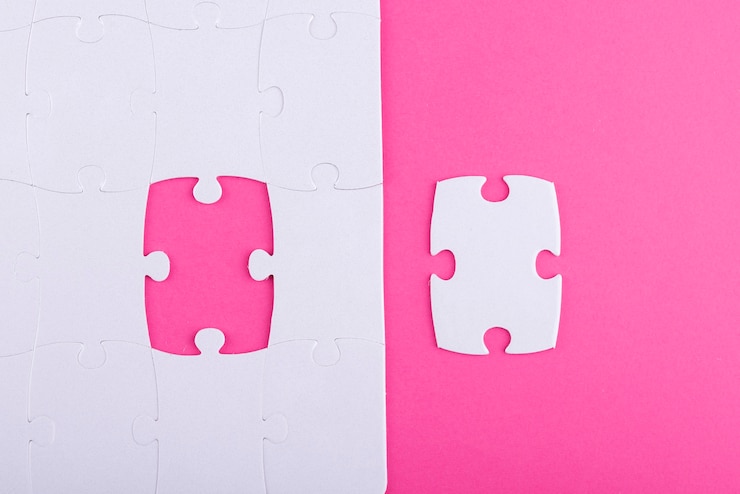 Kostenlose Foto weiße puzzle-stücke und rosa hintergrund top-view