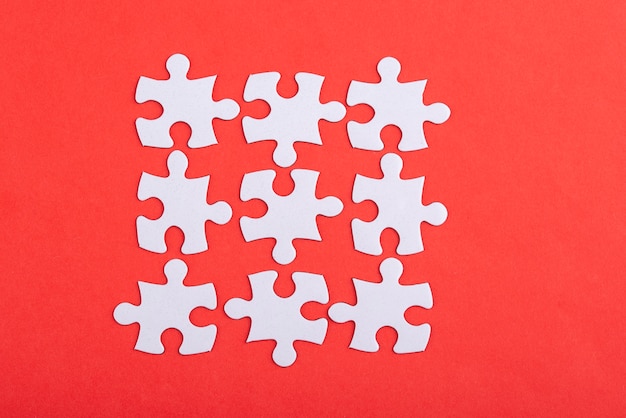 Weiße Puzzleteile und roter Hintergrund