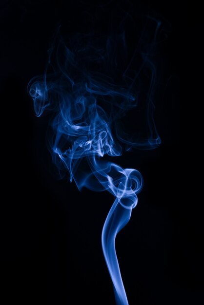Weiße Rauch-Auflistung auf schwarzem Hintergrund
