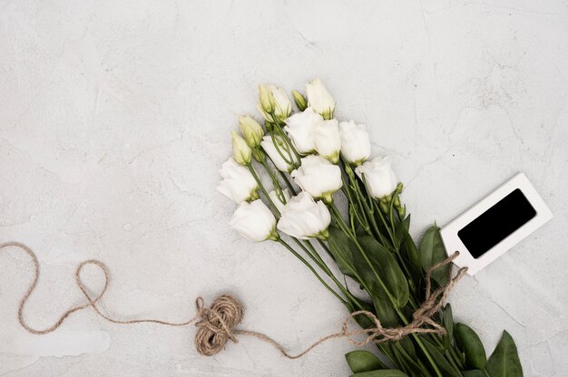 Weiße Rosen der Draufsicht mit Aufkleber