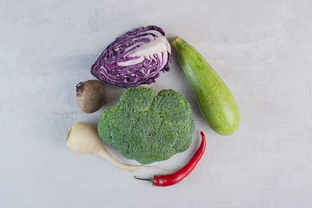 Weiße Rübe, Brokkoli und Chili auf Steinoberfläche. Hochwertiges Foto