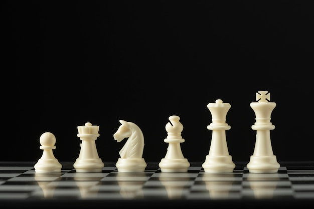 Weiße Schachfiguren auf Schachbrett