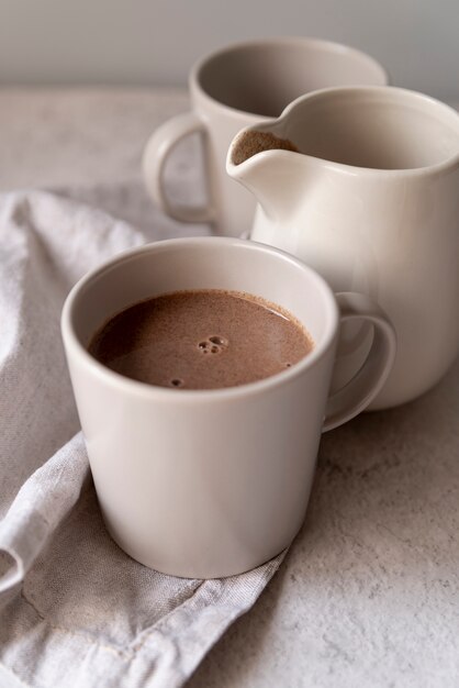 Weiße Schalen der Nahaufnahme köstlicher Kaffee