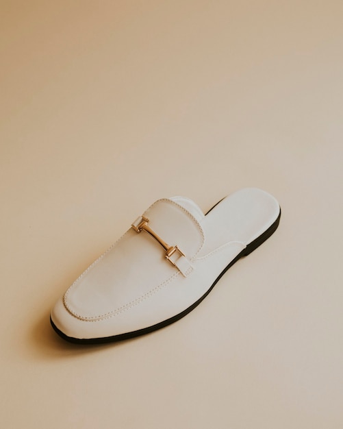 Kostenloses Foto weiße schaum loafer pantoletten schuhe auf beige