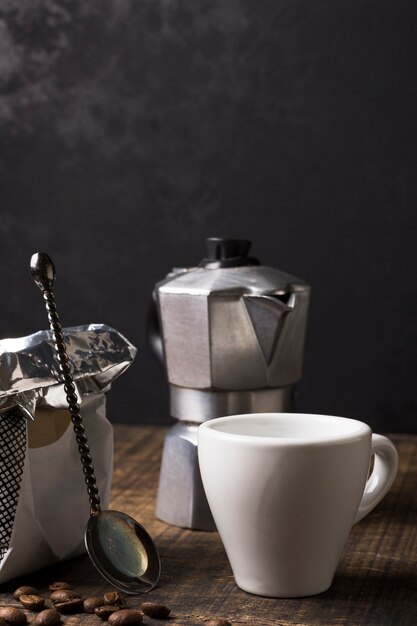Weiße Tasse für heißen Kaffee und Mühle