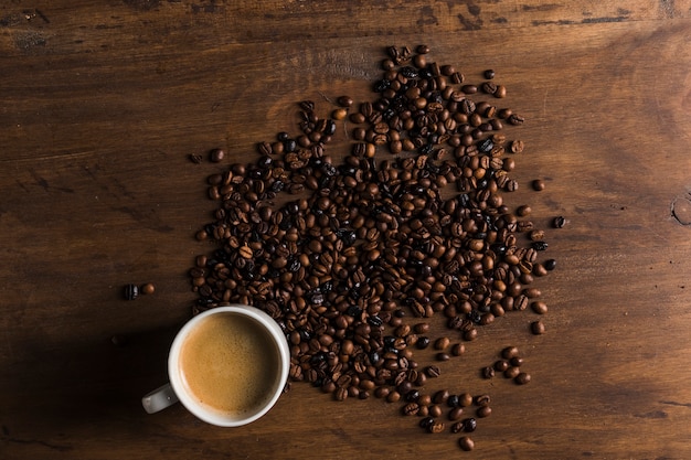 Weiße Tasse und Kaffeebohnen