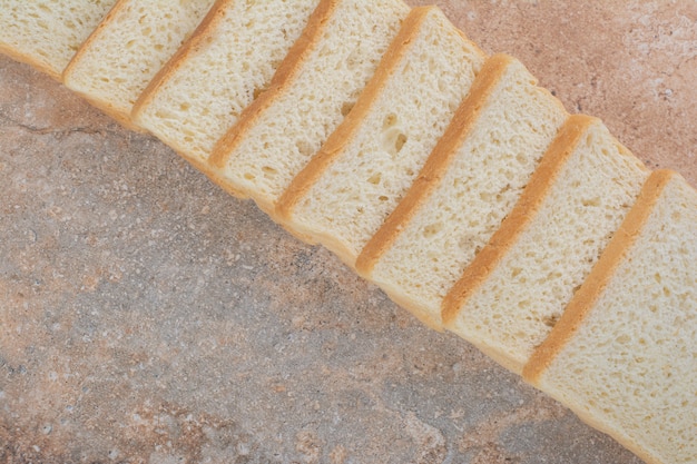 Weiße Toastscheiben auf Marmorhintergrund