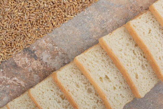Weiße Toastscheiben mit Gerste auf Marmorhintergrund