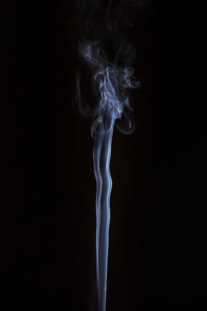Weiße transparente Rauchspur auf dunklem Hintergrund