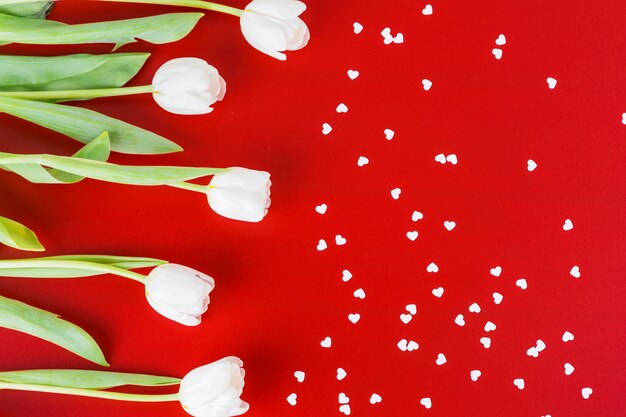Weiße Tulpen mit kleinen Herzen auf Tabelle