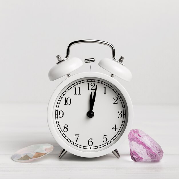 Weiße Uhr mit schönen Muscheln