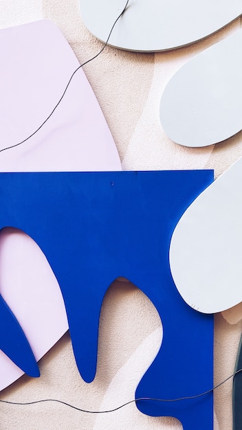 Weiße und blaue Papierausschnitte