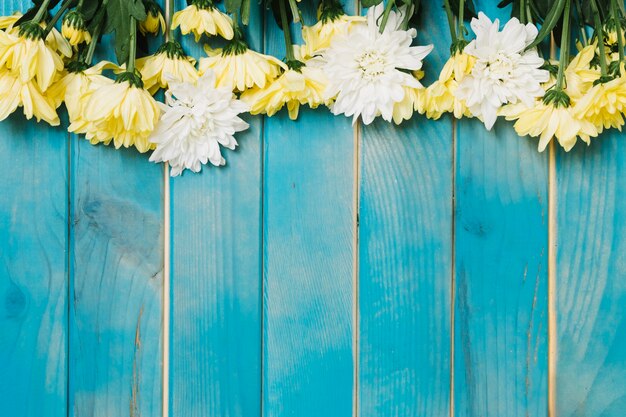 Weiße und gelbe Blumen auf dem Tisch