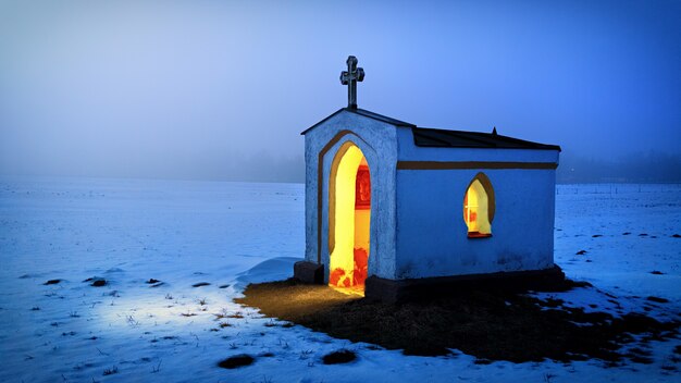 Weiße und schwarze Betonkirche im Winter