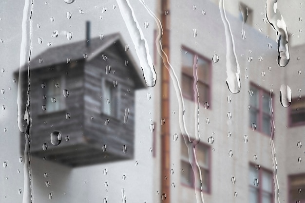 Kostenloses Foto weiße wohnung durch fenster mit regentropfen