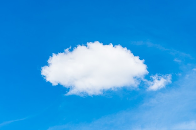 Weiße Wolke am blauen Himmel