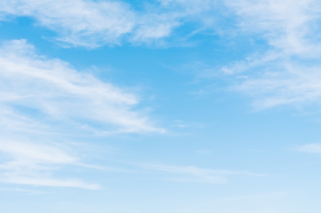 Weiße Wolke am blauen Himmel