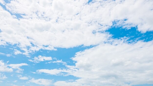 Weiße Wolke auf Hintergrund des blauen Himmels