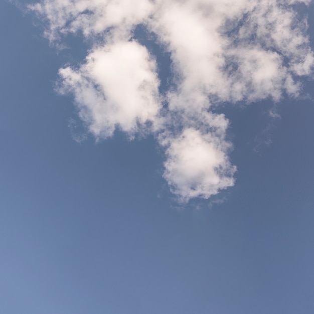 Weiße Wolken treiben am Himmel