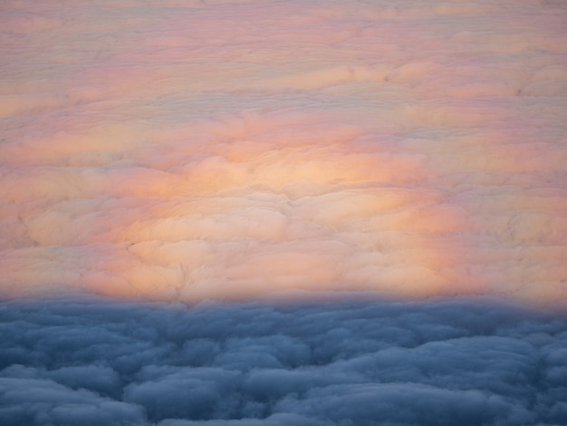 Weiße Wolken und blauer Himmel