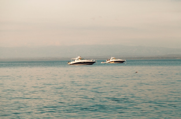 Weiße Yachten im Meer