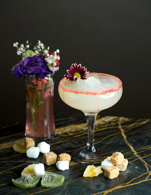 Kostenloses Foto weißer cocktail auf dem tisch