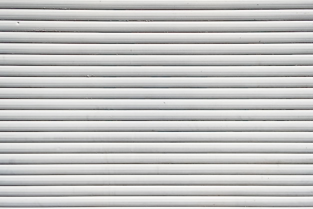 Weißer eiserner Zinnzaun zeichnete Hintergrund. Metallstruktur