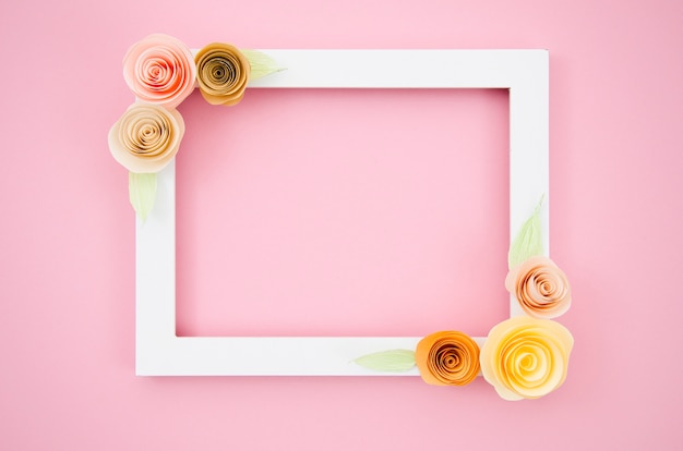 Weißer eleganter Blumenrahmen auf rosa Hintergrund