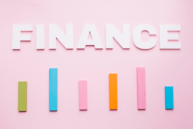 Kostenloses Foto weißer finanzierungstext über dem farbigen balkendiagramm auf rosa hintergrund