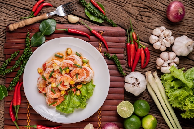 Weißer garnelensalat mit salat mais und frühlingszwiebeln