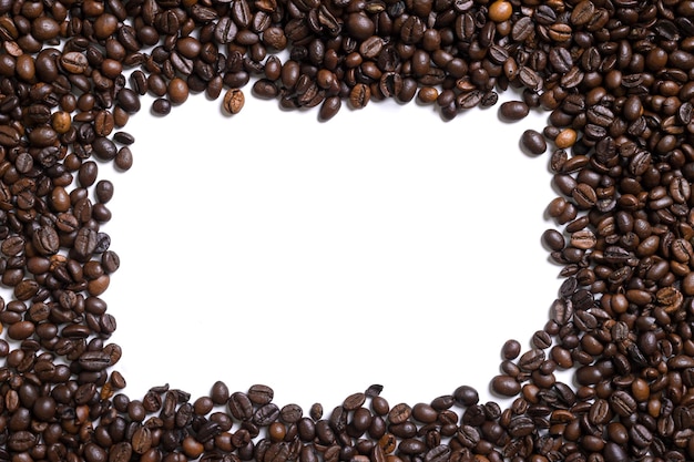 Weißer Hintergrund mit Kaffeebohnen auf vier Seiten