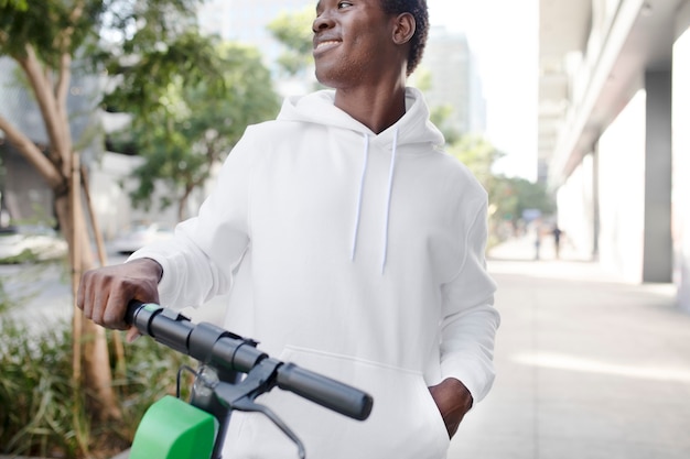 Weißer Hoodie auf einem Mann mit Roller