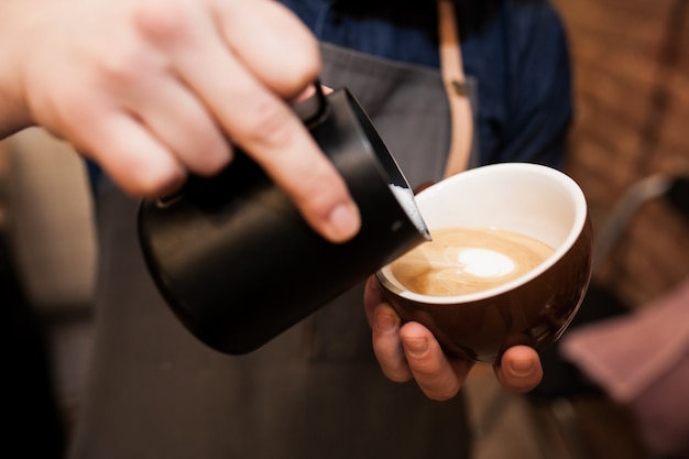 Weißer Kaffee geröstete Bohnen schwarz