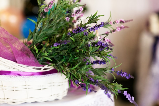 Weißer Korb mit Lavendel und Grün