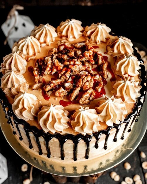 Weißer Kuchen mit Schokolade gegossen und mit Nüssen Draufsicht verziert