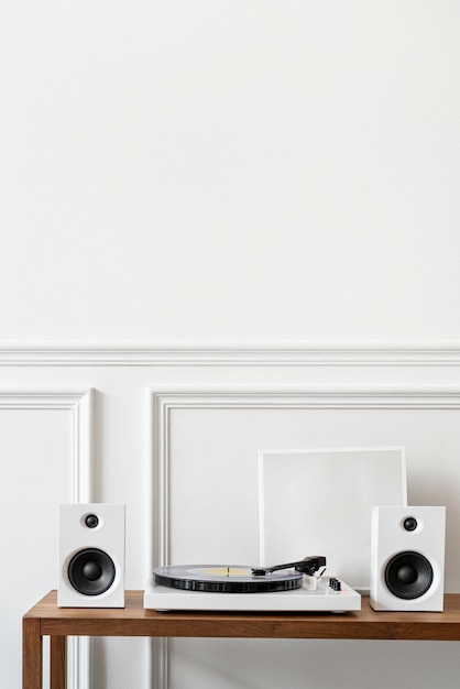 Weißer minimalistischer Schallplattenspieler mit Lautsprechern