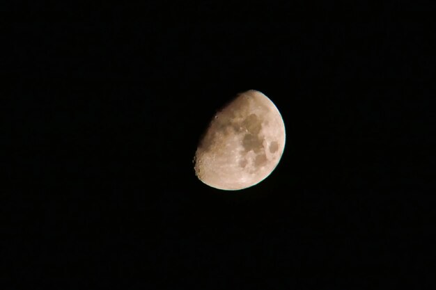 Weißer Mond in der Dunkelheit