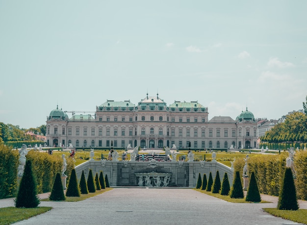 Weißer Palast mit großem Garten