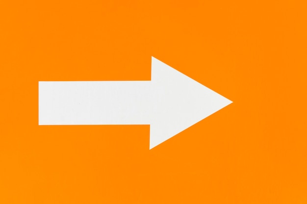 Weißer Pfeil auf orange minimalistischem Hintergrund