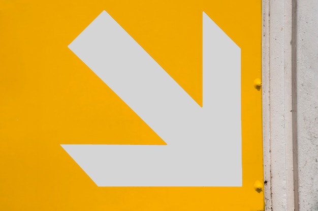 Weißer Pfeil der U-Bahn auf gelbem Hintergrund