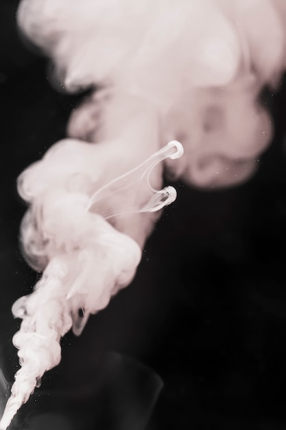 Weißer Rauch mit schwarzem Hintergrund