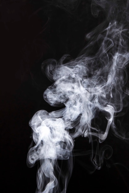 Weißer Rauch verbreitet auf schwarzem Hintergrund