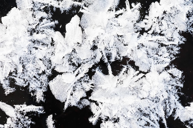 Weißer raureif auf der eisoberfläche des sees. makrobild. schöner winternaturhintergrund