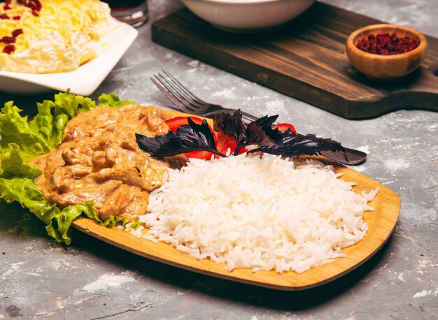 Weißer Reis und Gemüse der gebratenen Hühnertrommelstöcke