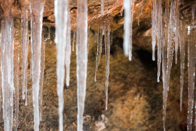 Weißer Schnee auf braunem Boden