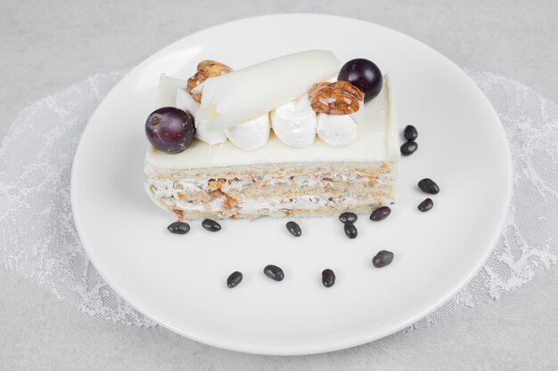 Weißer Schokoladenkuchen auf weißem Teller. Hochwertiges Foto