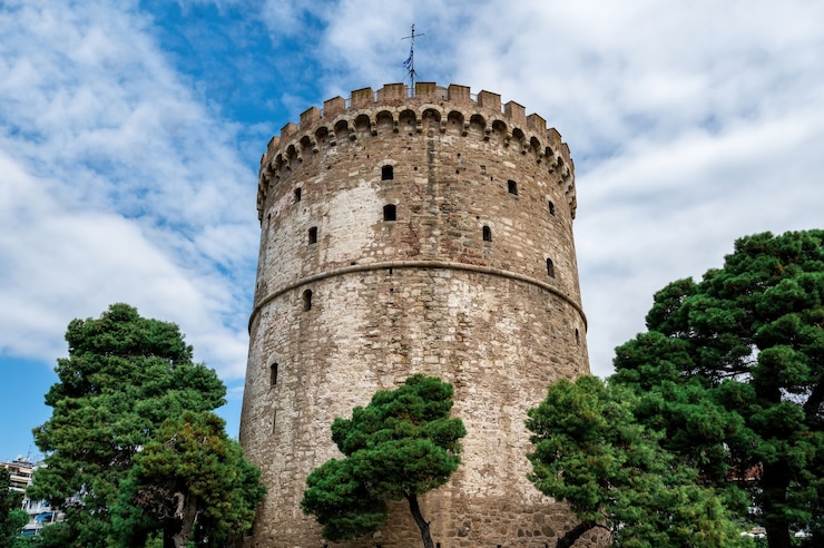 Kostenlose Foto weißer turm von thessaloniki mit wolken in griechenland