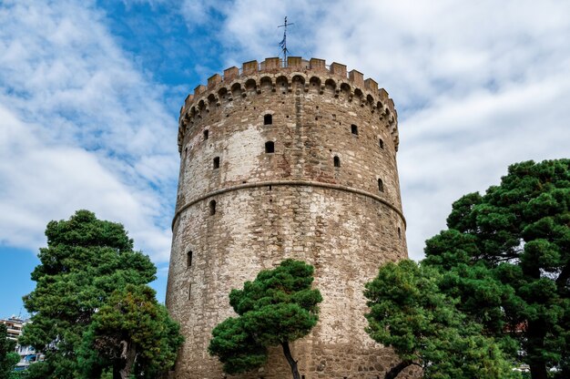 Weißer Turm von Thessaloniki mit Wolken in Griechenland